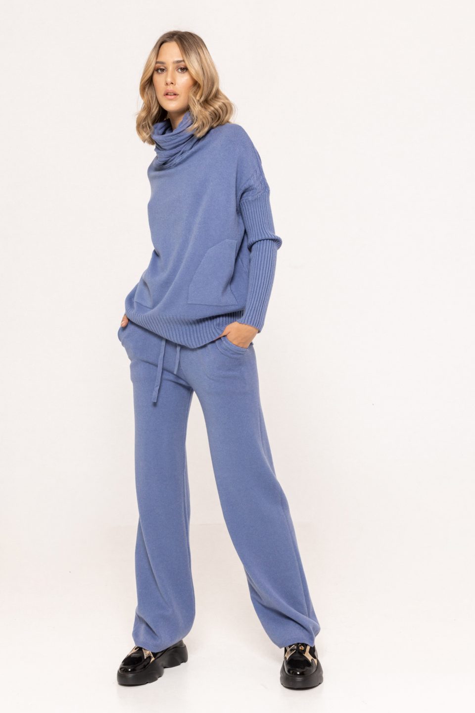 Pantalon-evazat-din-tricot-Amelia-bleu-ETIC-2
