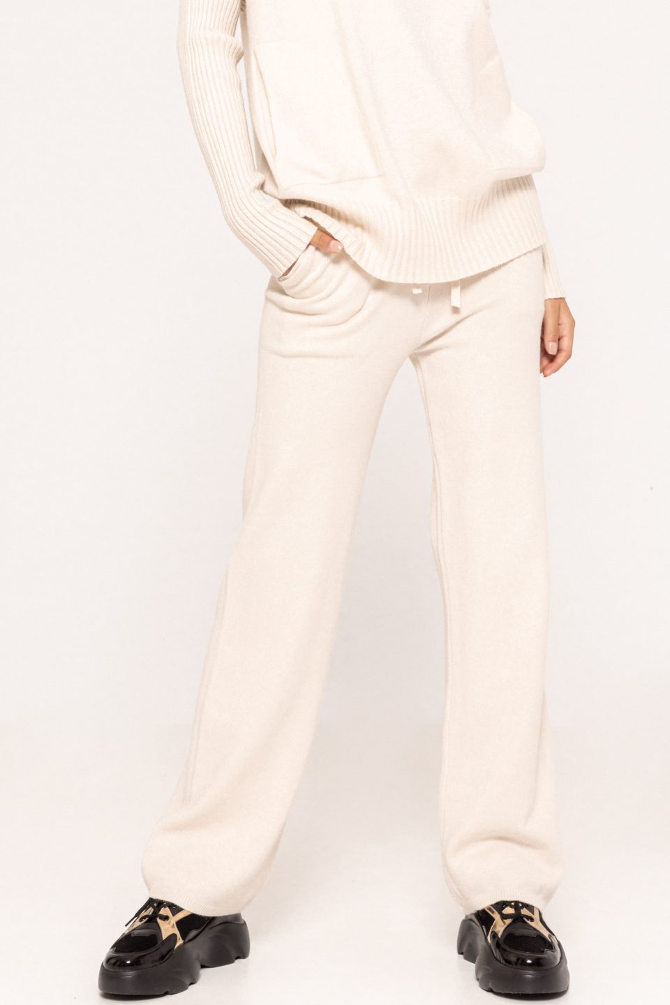 Pantalon-evazat-din-tricot-Amelia-crem-ETIC-1