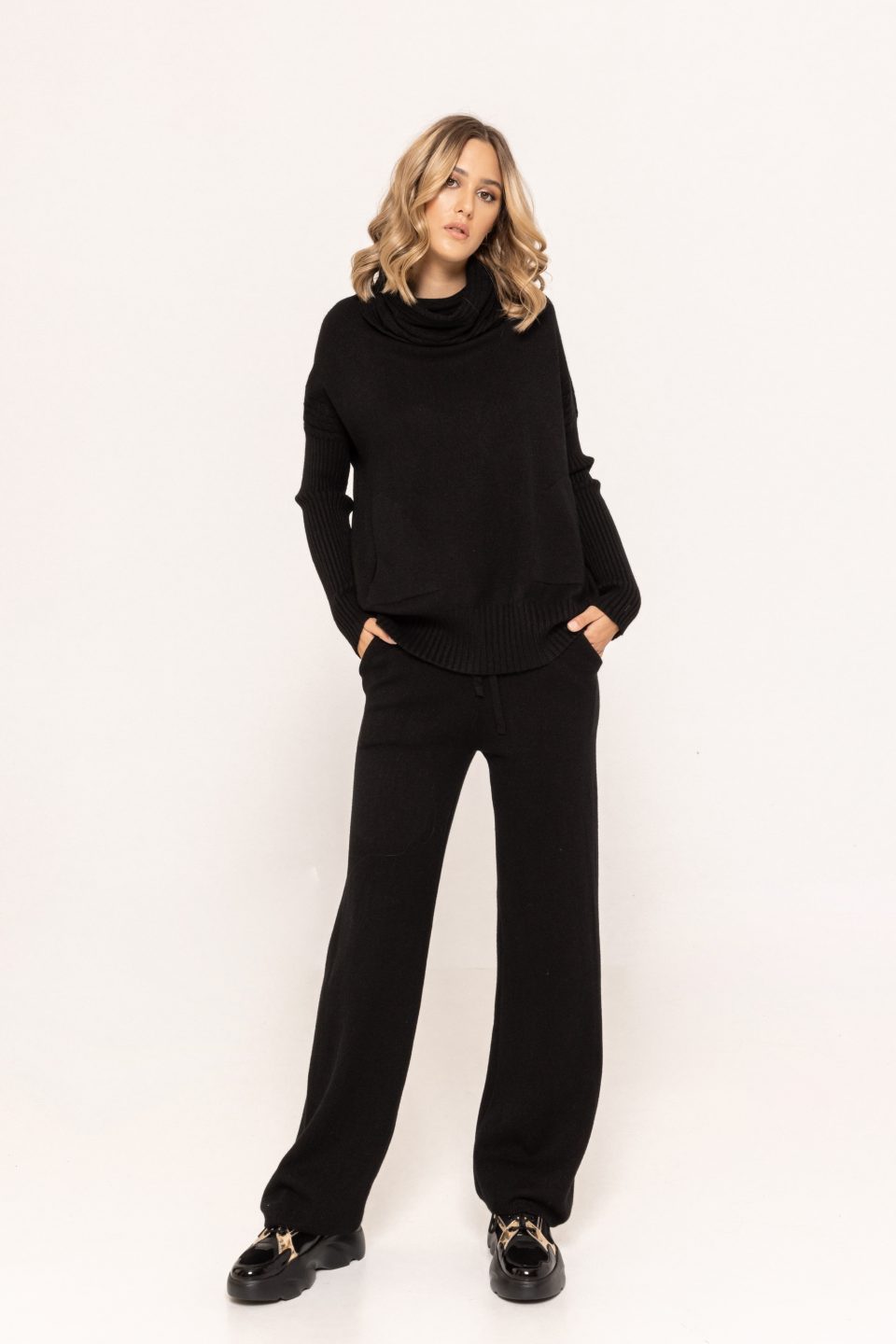 Pantalon-evazat-din-tricot-Amelia-negru-ETIC-2