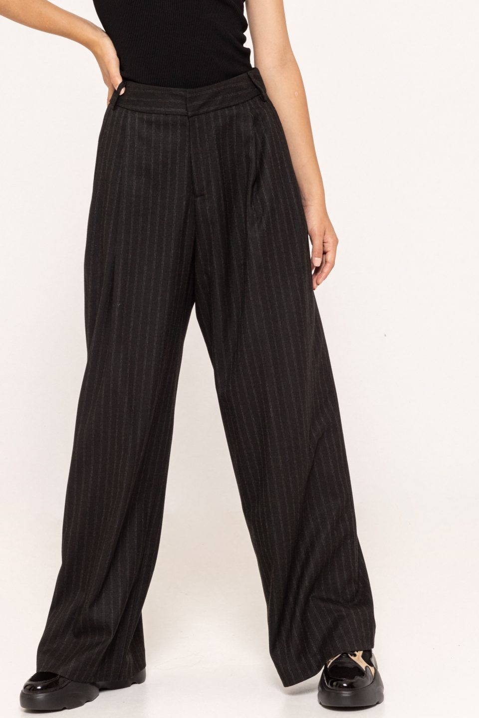 Pantalon-larg-cu-pense-Bella-negru-ETIC