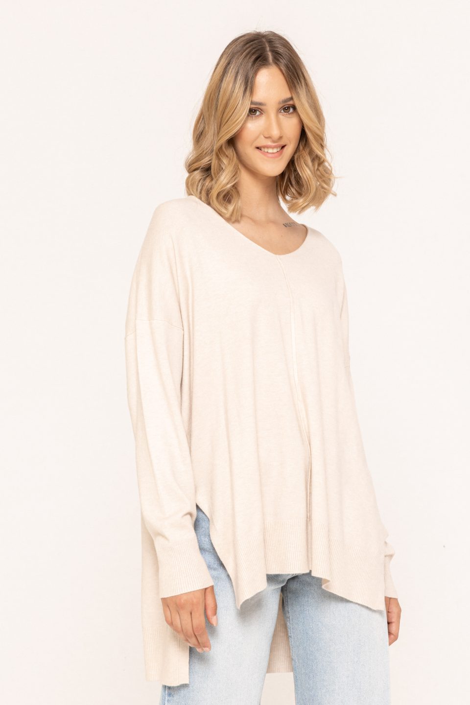 Pulover-asimetric-cu-anchior-Amira-crem-ETIC