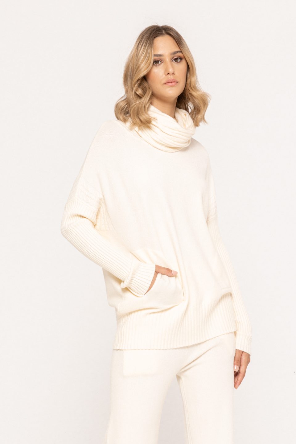Pulover-cu-buzunare-aplicate-Amelia-ivory