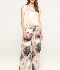 Pantaloni cu imprimeu floral evazati Look