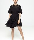 Rochie scurtă cu detalii din dantelă