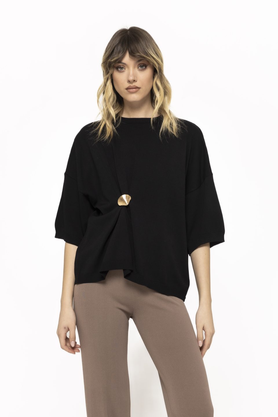 Bluză lejeră cu broșă decorativă Rachel