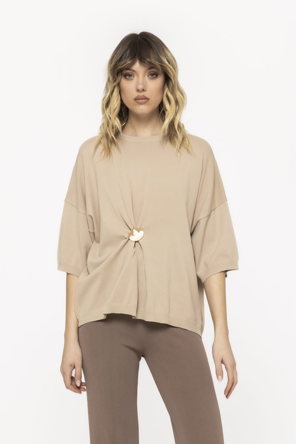 Bluză lejeră cu broșă decorativă Rachel