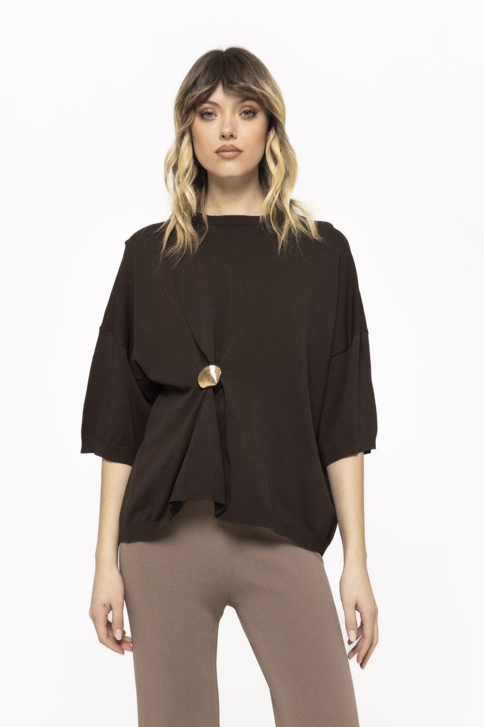 Bluză lejeră cu broșă decorativă Rachel