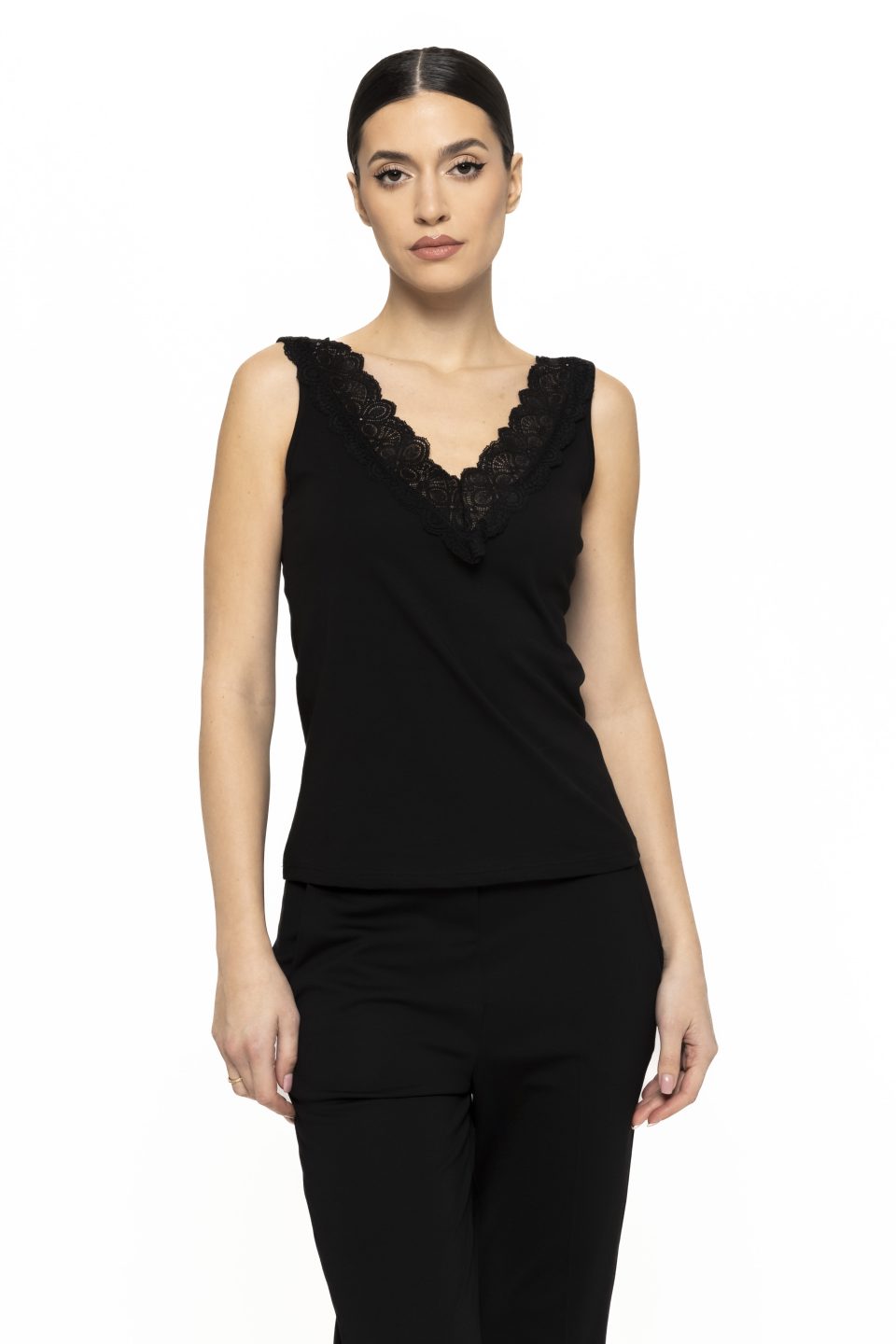 Top cu aplicatie dantela Erika