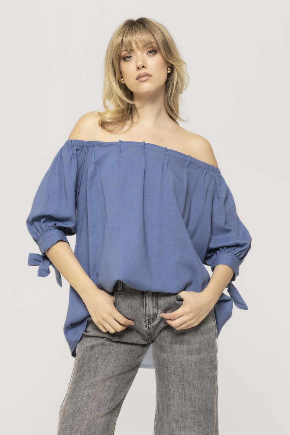 Bluza pe umeri cu funda la maneca Liza