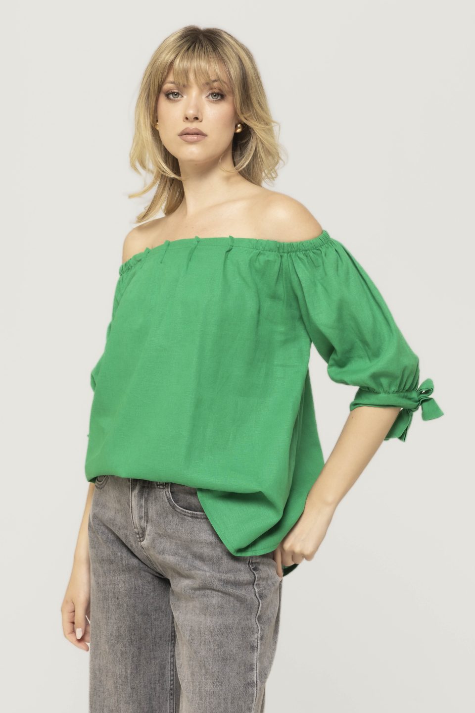 Bluza pe umeri cu funda la maneca Liza