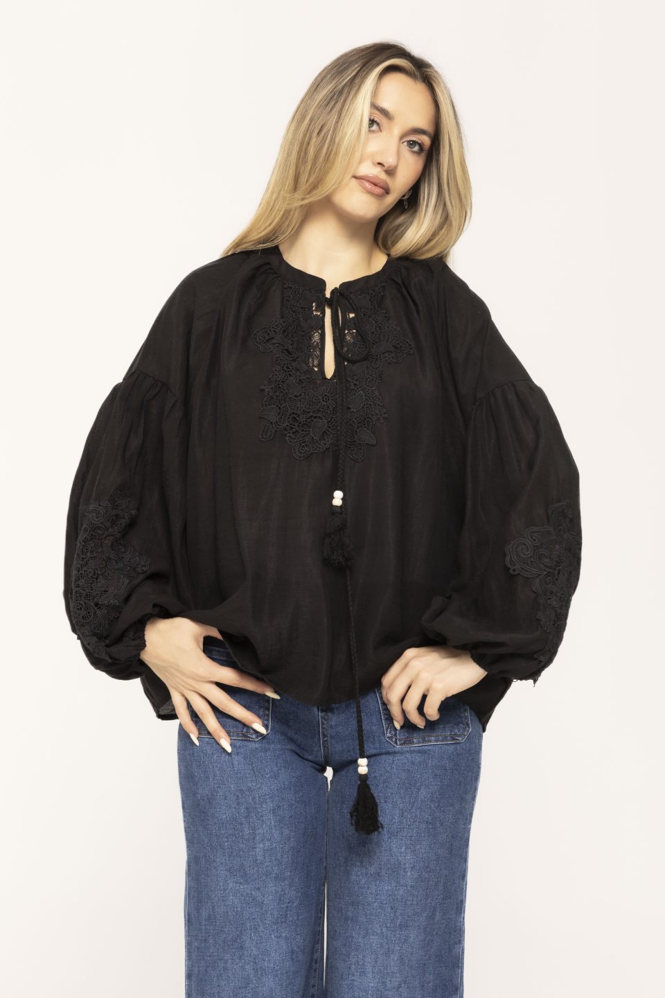 Bluză cu Model Broderie și Șnur la Gât Anemona