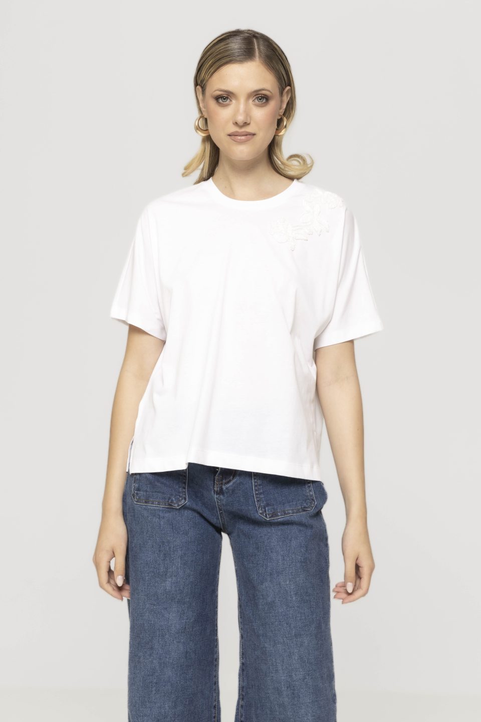 Tricou cu aplicatii flori pe umar Serena
