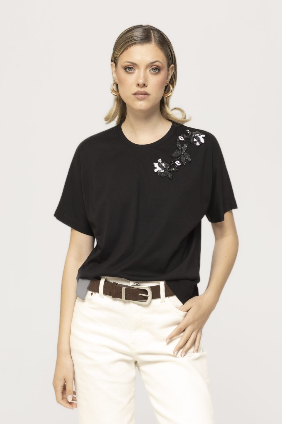 Tricou cu aplicatii flori pe umar Serena