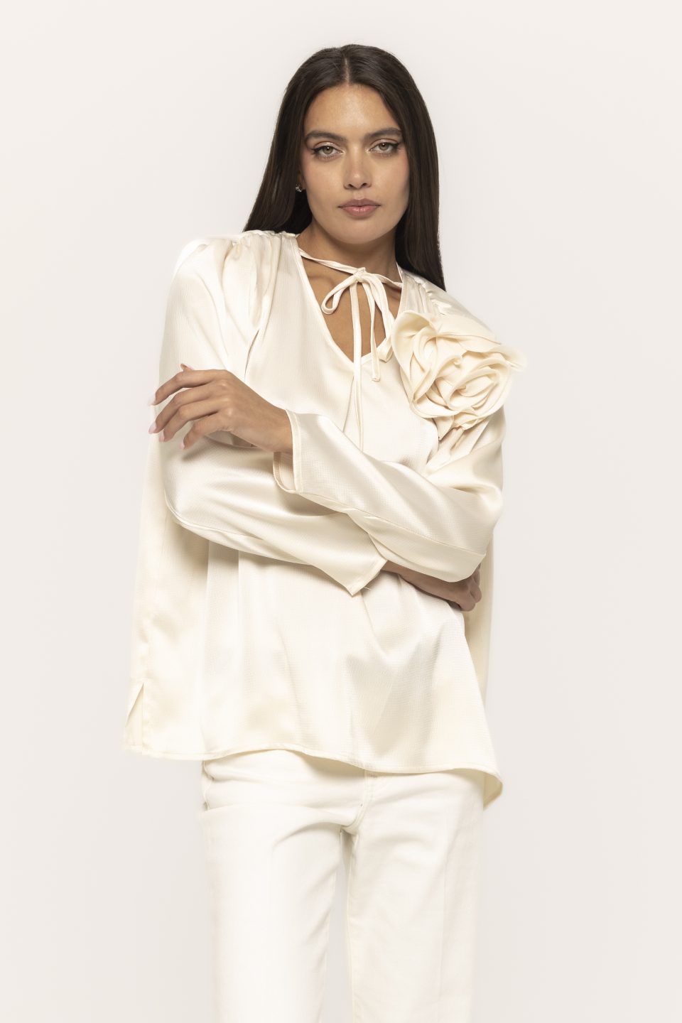 Bluza satinata cu accesoriu floare Casandra