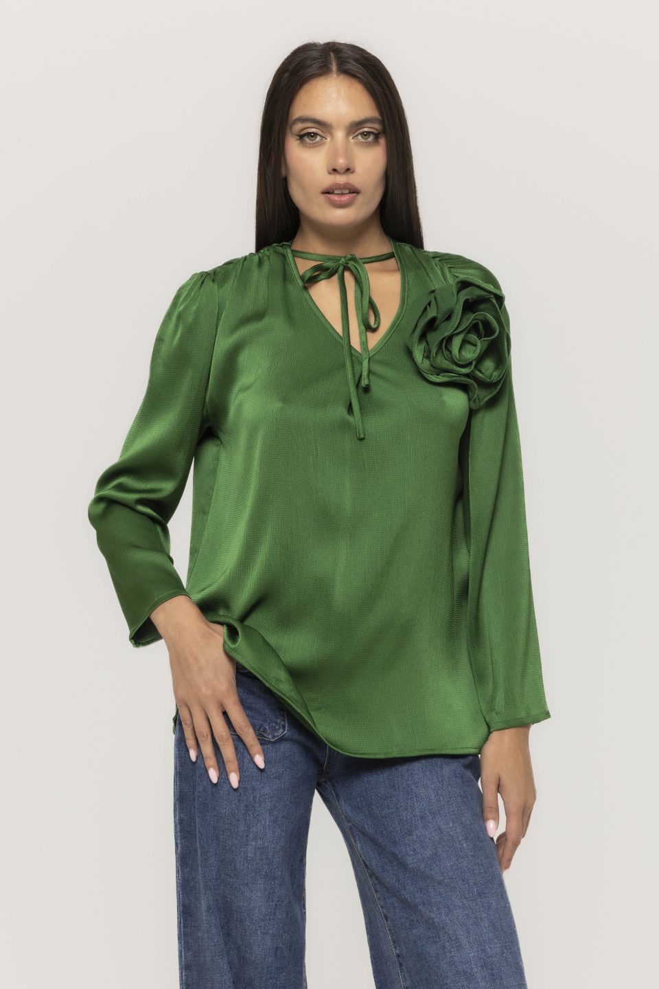Bluza satinata cu accesoriu floare Casandra