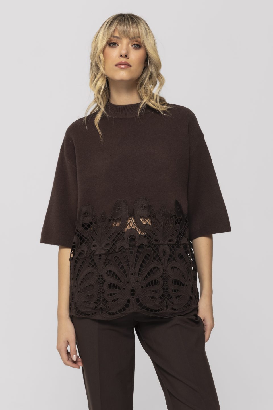 Pulover tricotat cu model broderie Cezara
