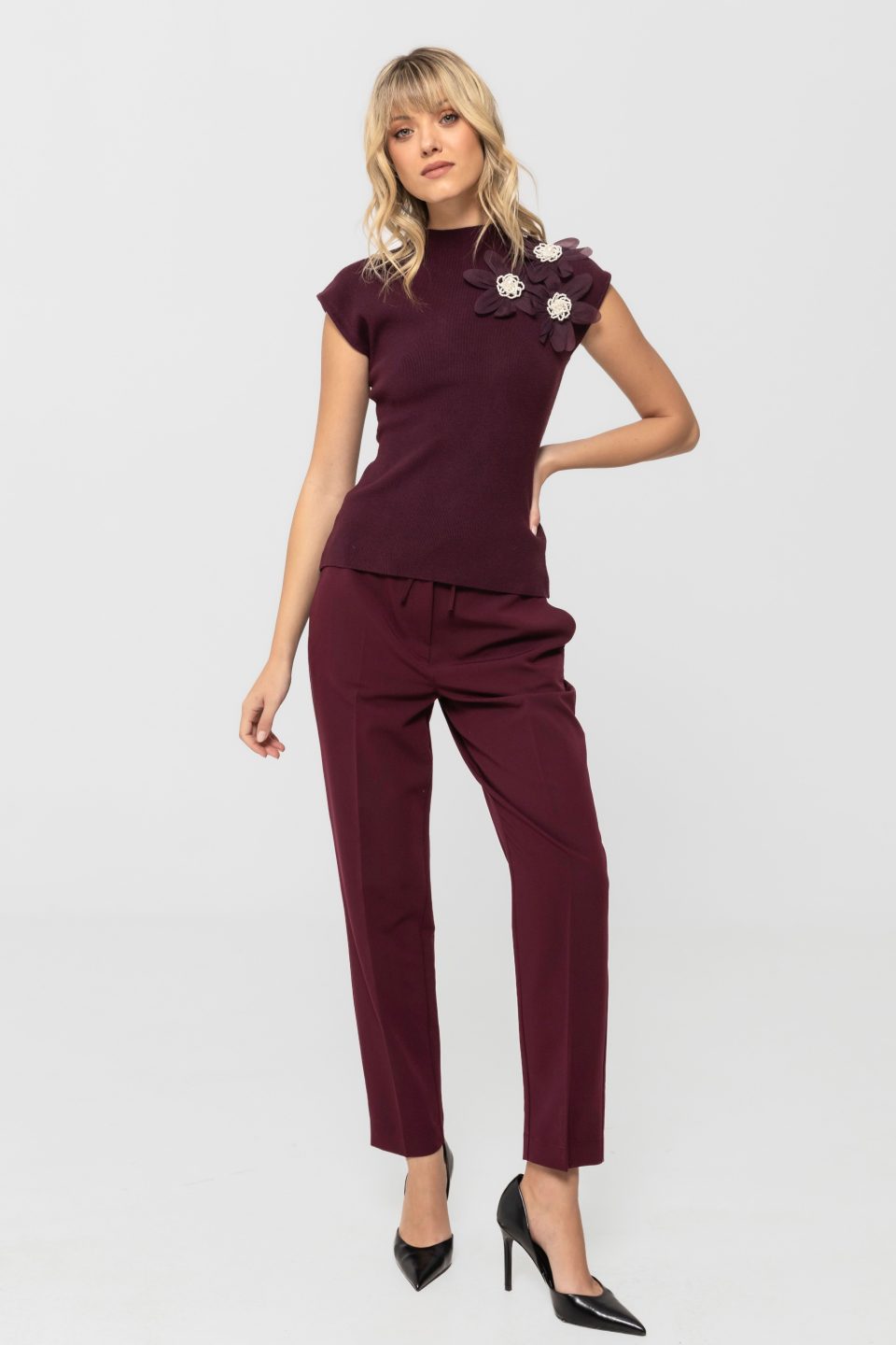Top cu aplicatie floare Ada