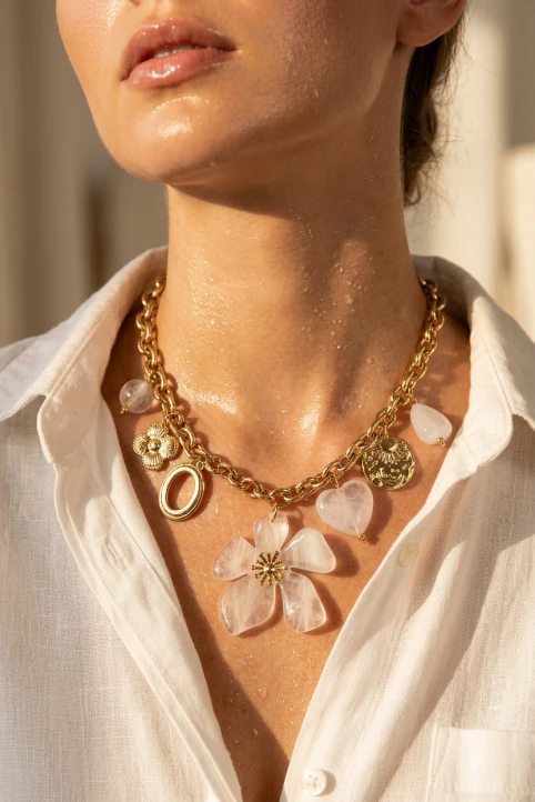 Firefly_GeminiFlash_An indoor studio or controlled environment designed to mimic a high-fashion lifestyle 79050811