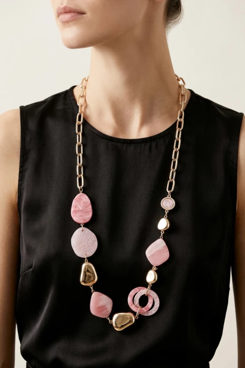 Firefly_GeminiFlash_This image presents a minimalist, high-end fashion aesthetic focused on necklace_The 790508